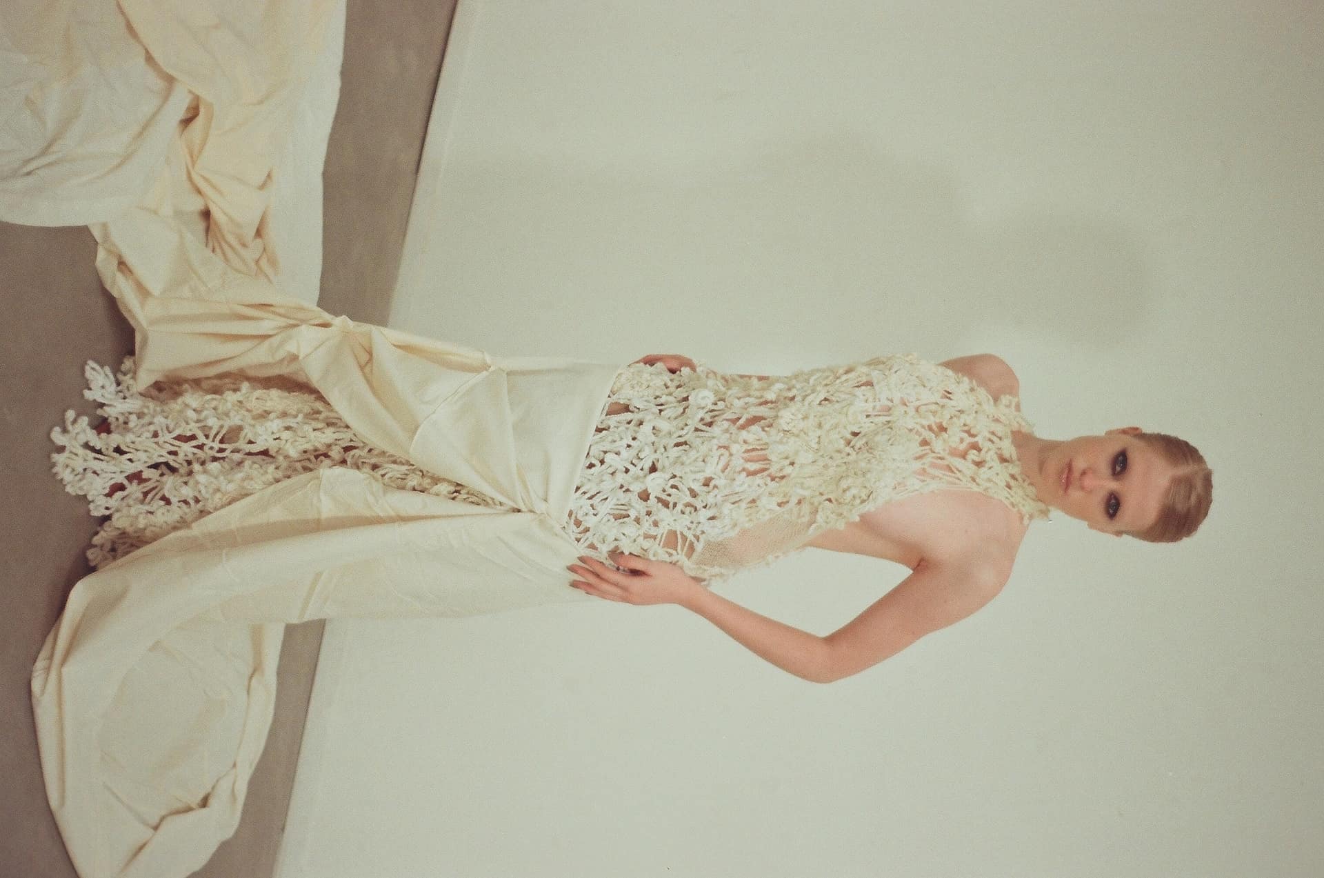 Modelo con vestido de encaje crema, composición horizontal