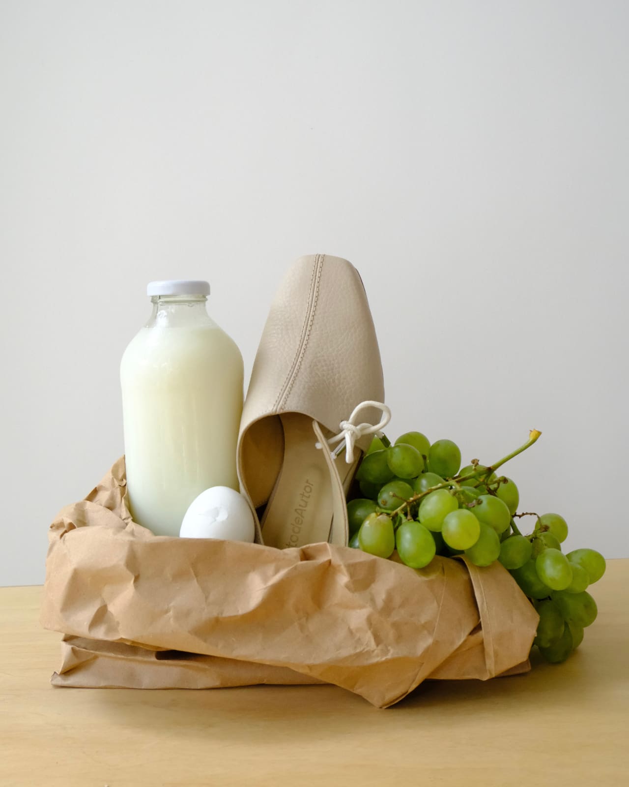 Bodegón de still life con botella de leche, uvas y bolsa de papel — Acento de autor