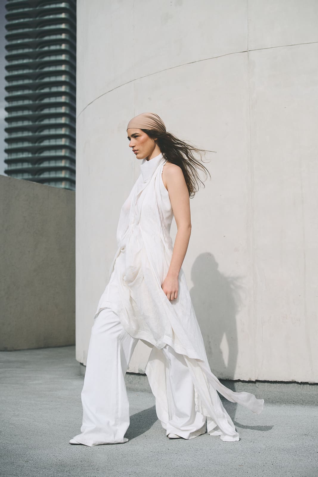 Editorial Exploración I con Dutra Studio: look blanco fluido en movimiento