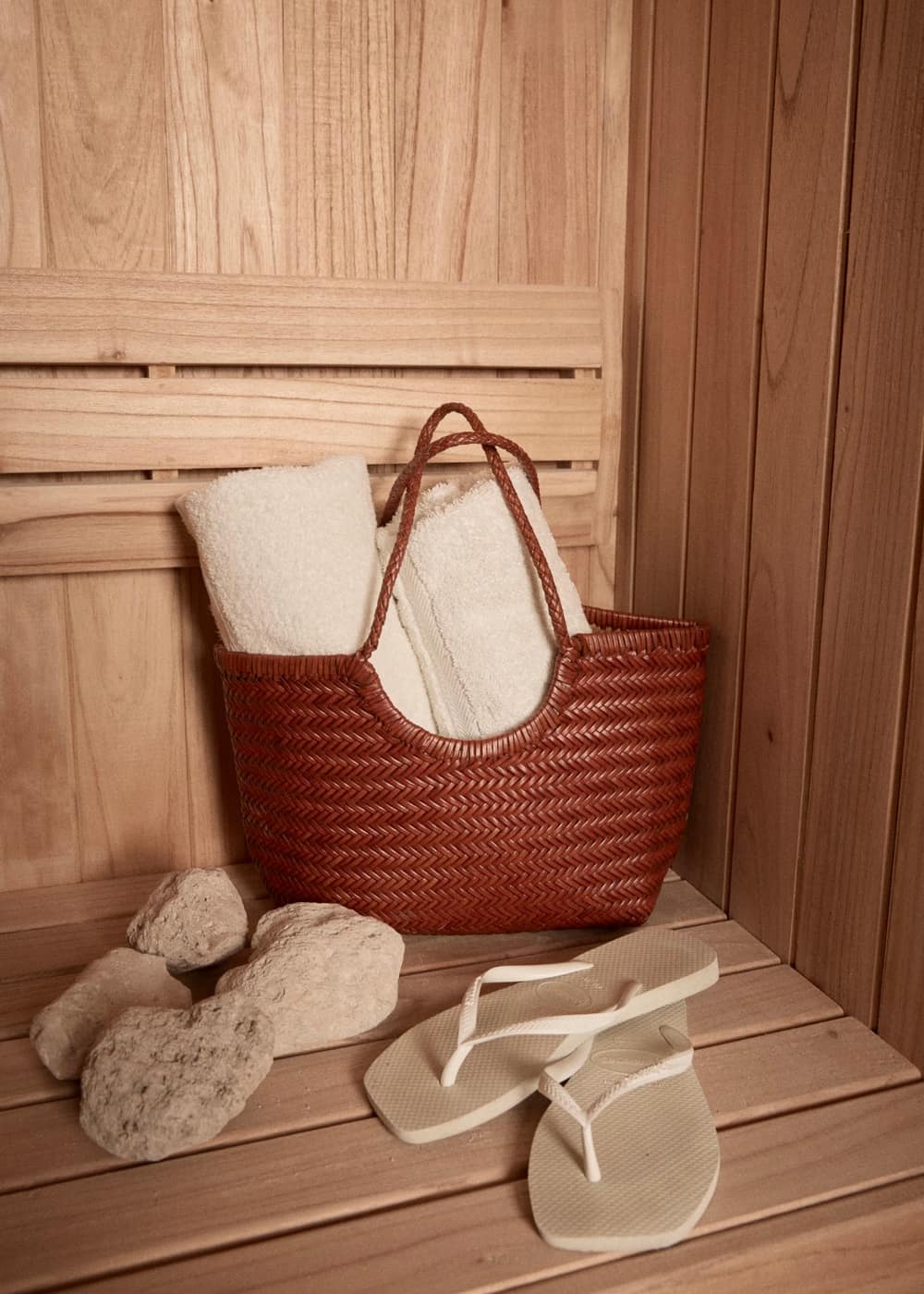 Launch campaign de SanMuz: bolso tejido con toallas en un sauna de madera